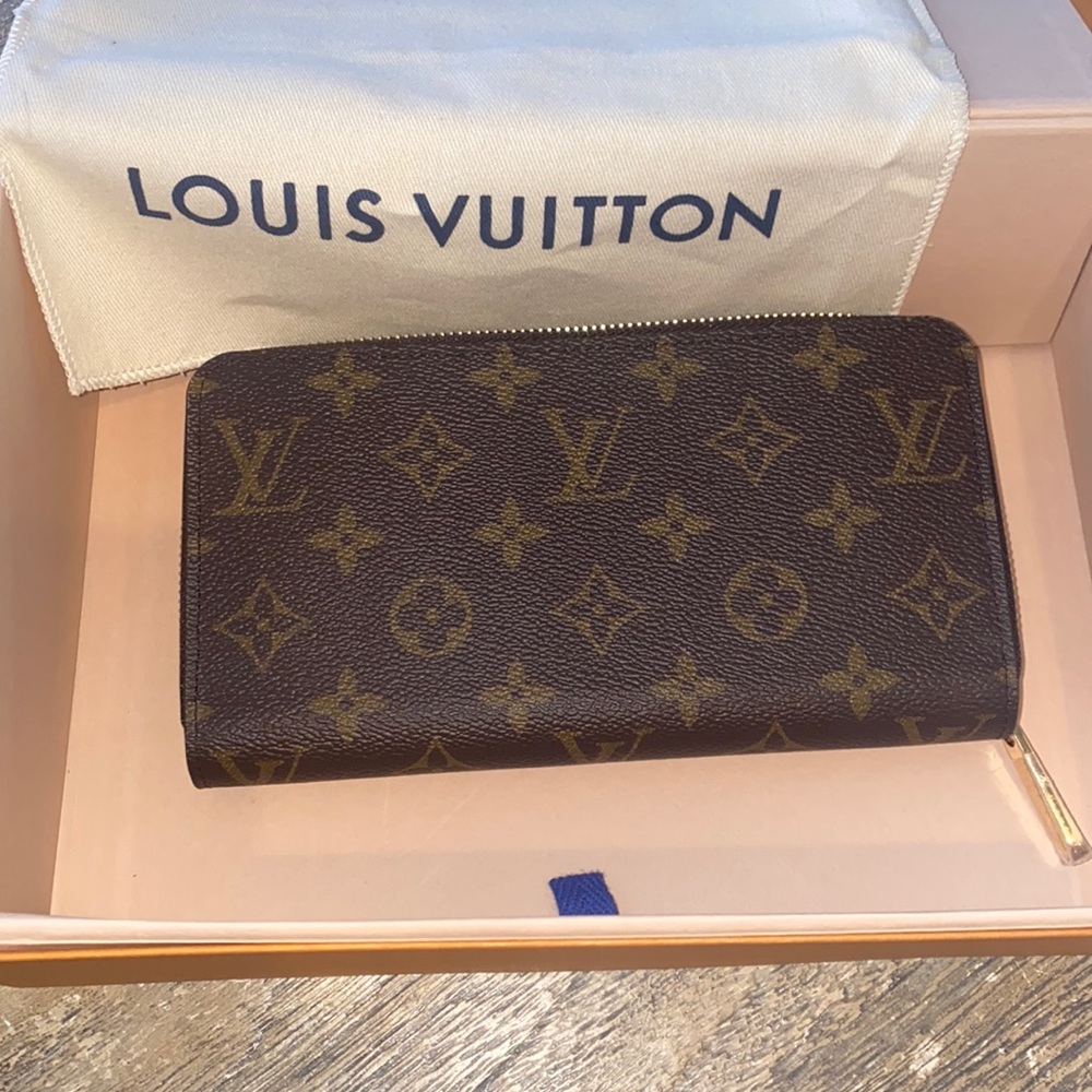 Selling a LV organizer wallet. Just purchased last month. Missed return date.